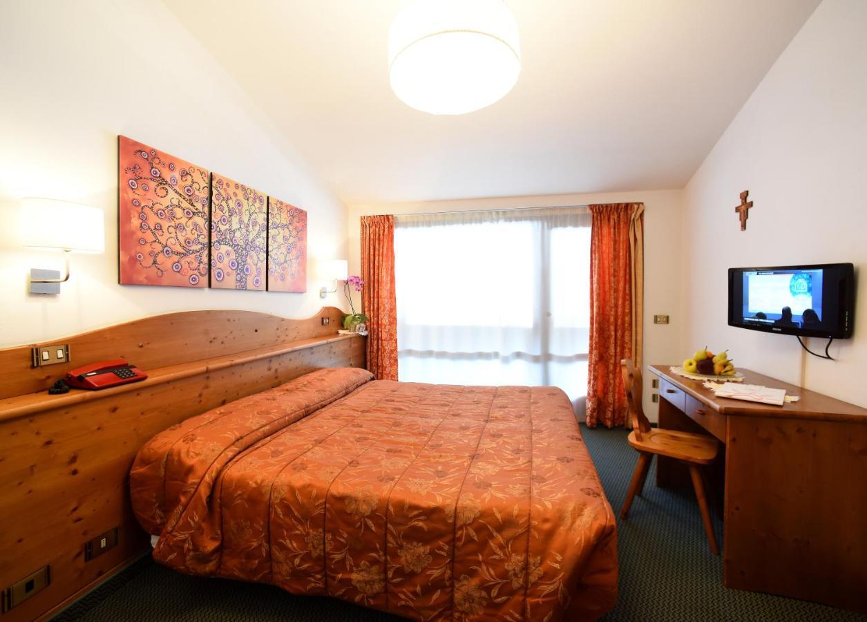 Hotel Corona ヴァル・ディ・ゾルド エクステリア 写真