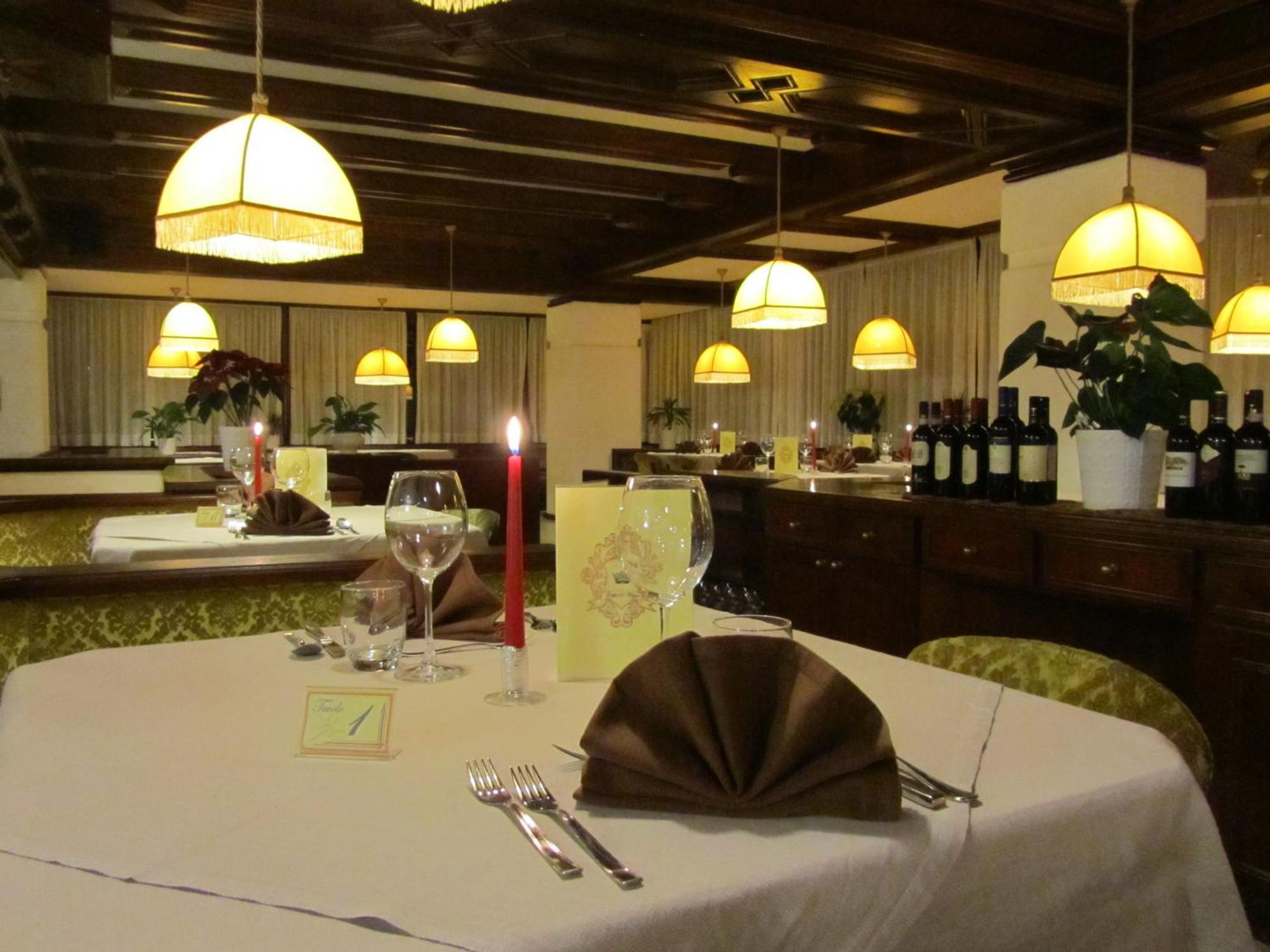 Hotel Corona ヴァル・ディ・ゾルド エクステリア 写真