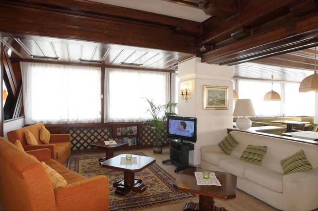 Hotel Corona ヴァル・ディ・ゾルド エクステリア 写真